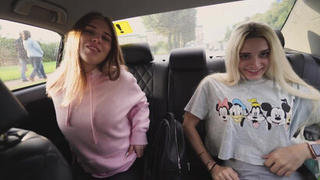 Русская девчонка сняла трусики и дала в половую щель за 15 000 рублей