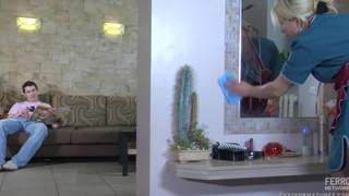 Горячий трах на диване с толстой теткой