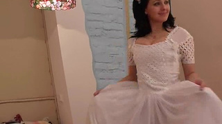 Красивая брюнетка обсасывает болт перед изнасилованием