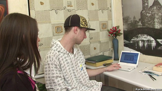 Молодой Насте нравиться трахатся в жопу