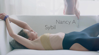 Русская белокурая хулиганка теребонькает очко и пизденку подруге связав ее руки