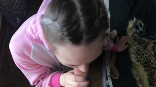 Русская девчонка в пижаме посасывает хуек и глотает теплую кончу