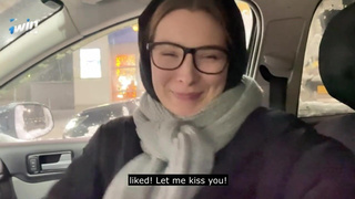 Минетом раздразнила, чтобы я её выебал — в позе рачком или сверху хочешь?