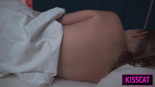 Спи, я трахну тебя сама! Даже презик для кремпая с пасынка сняла