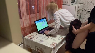 Ремнём её херачу и хер вставляю — а ей похую, она в Геншин играет