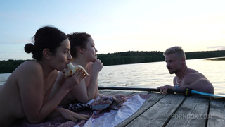 Публичный секс на речке с двумя незнакомками, отдохнули мы заебись