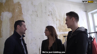 Пикаперы пердолят русскую телку с двух сторон за новые шмотки