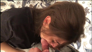 Отчим заставляет падчерицу сосать писюн в русском порно с разговорами