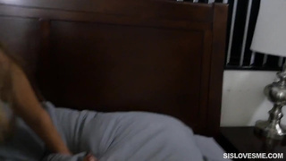 Шпилит на постели случайную знакомую