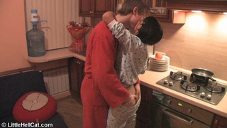 Брат долбит русскую сестричку в ротик и половую щель, пока родители спят