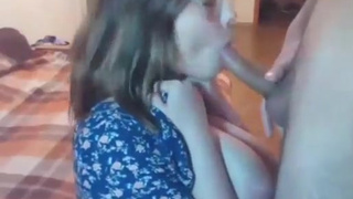 Русская грудастенькая сестренка Аня в очках получает порцию кончи от брата