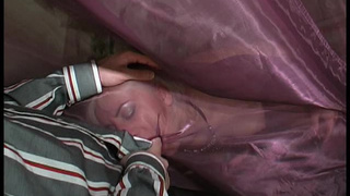 Чувак трахнул взрослую женщины в гардеробной