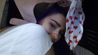 Русская Лиза влюбилась в брата и делает ему втайне минетик