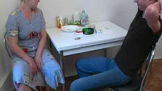 Сынуля зашел проведать зрелку и отжарил ее на четвереньках на кухне