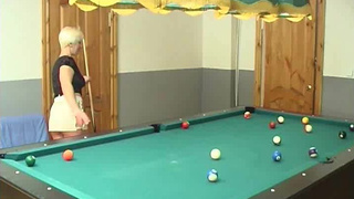58-летняя блондиночка сделала отсос и дала в попку парню на бильярде