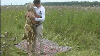 Неопытной человек в поле развлекается в обществе опытной соседки