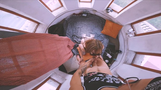 Стройняшка хулиганка в очках отсасывает хер русского пацанчика перед трахом в попу