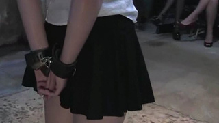 Молоденькой парнишка сует пальцы в бритую вагину русской милашки