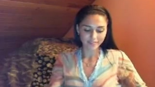 Русская юная красотка оголяет своё тело на вебкамеру